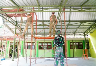 Sinergitas  TNI-US Army Renovasi gedung sekolah