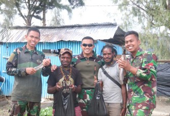 Para Ksatria Tri Dharma mengajak warga Intan Jaya untuk melaksanakan panen raya Ikan Lele yang dibudidayakan di Kolam Pos Mamba Satgas 330, Distrik Sugapa, Kab. Intan Jaya, Papua Tengah, pada Kamis (18/1/24).