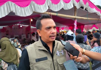 Ketua KPU Bitung, Deslie Deril Sumampouw, S.E saat memberikan keterangan kepada sejumlah wartawan