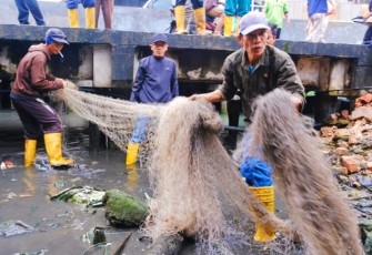 Pj Wali Kota Tanjung Pinang Turunkan Tim Kebersihan Untuk Gotong Royong Bersihkan Sampah di Wilayah Pesisir