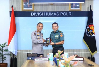 Kadiv Humas Polri Irjen. Pol. Sandi Nugroho menerima kunjungan Kapuspen TNI Nugraha Gumilar beserta rombongan di Gedung Humas Polri, Kamis (25/1/24)