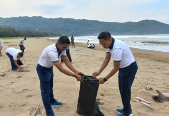 Pangkalan TNI AL (Lanal) Pacitan bersama masyarakat maritim melaksanakan bersih-bersih Pantai yang dilaksanakan di Pantai  Door Kabupaten Pacitan, Jumat (23/02/2024)