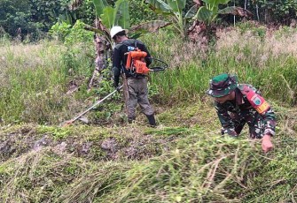Babinsa Koramil 1710-07/Mapurujaya Ajak Warga Petani Untuk Membuka Lahan Tidur Agar Menjadi Lahan Produktif