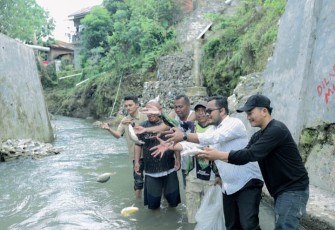 Anggota DPRD dari PDI Perjuangan, M Fajar Dalimunthe, melakukan aksi nyata dengan tebar ikan di Sungai Lubuk Larangan, Kelurahan Tano Bato, Kamis (17/10/2024)