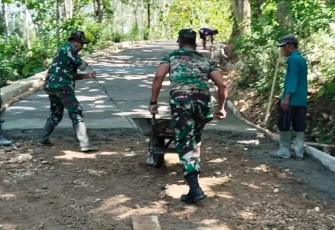 Melalui semangat gotong royong antara TNI dan masyarakat, pembangunan infrastruktur berupa rabat jalan sepanjang 500 meter yang berlokasi di Dusun Pagutan, Desa Sidomulyo, Kec. Ngadirojo, Kab. Pacitan berhasil diwujudkan, Selasa (16/01/2024)