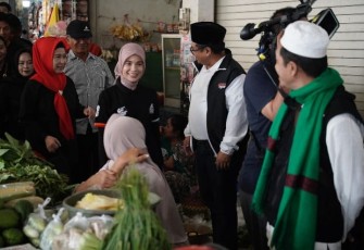 Istri calon presiden nomor urut 3 Ganjar Pranowo, Siti Atikoh Supriyanti saat blusukan di Pasar Induk Bondowoso, Jawa Timur, Kamis (25/1/2024).