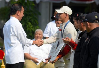 Presiden Joko Widodo saat memberikan bonus atlet peraih emas olimpiade di Jakarta 