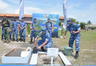Kasau Didampingi Danlanud Raden Sadjad Tanam Pohon Sawo dan Pohon Nyamplung