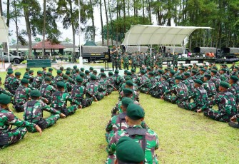 Pangkogabwilhan II Marsda TNI M Khairil Lubis saat memberikan motivasi prajurit Yonif 502/UY, di Jabung, Malang, Rabu (20/11)