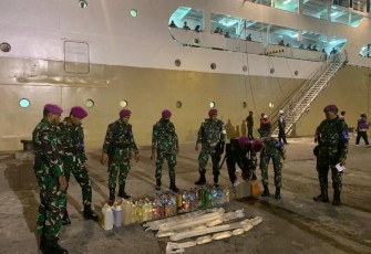 Prajurit Yonmarhanlan IX Ambon saat mengamankan miras tanpa ijin di pelabuhan Ambon