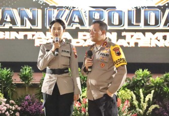 Kapolda Jateng Irjen Pol Ahmad Luthfi saat berdialog dengan Bintara remaja baru, Kamis (11/1)