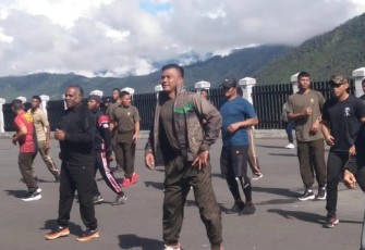 Personel Kodim 1714/PJ mengikuti senam jantung sehat di Lapangan Kantor Bupati Puncak Jaya, Jumat (12/1/2024). 