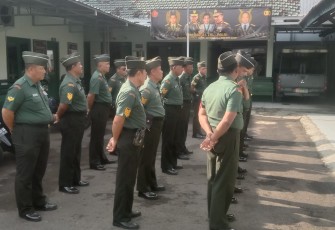 Anggota Koramil 0718-01/Pati saat melaksanakan apel pagi
