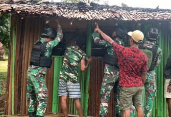 Satgas Yonif 310/KK bangun pos kamling di perbatasan, Senin (15/1)