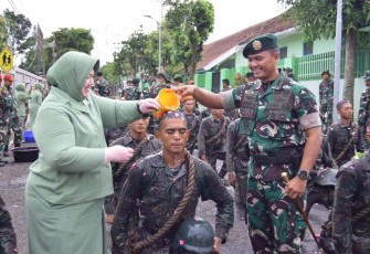 Danyonarhanud 2 Kostrad Letkol Arh Luthfi Novriadi saat tradisi penyiraman air kembang untuk warga baru Alap-alap, Kamis (18/1)
