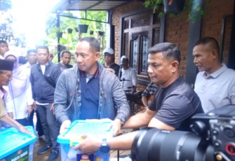 Panglima TNI saat Bagikan Paket Sembako Untuk Pesantren dan Masyarakat