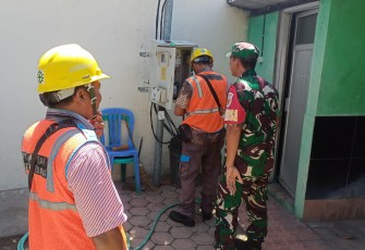 Babinsa Koramil 02/Madiun Dampingi Petugas PLN Lakukan Pengecekan Panel Transformator 