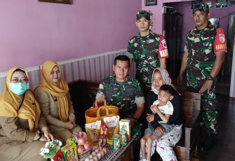 Kodim 0803/Madiun melalui Koramil 01/Taman menyalurkan bantuan Sembako kepada anak penderita stunting atau gagal tumbuh akibat mengalami kurang gizi kronis berlokasi di Kelurahan Demangan, Kecamatan Taman, Kota Madiun, Senin (22/1/2024)
