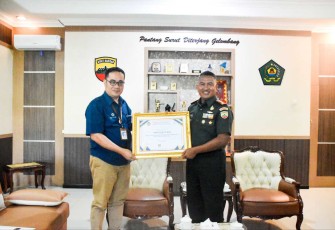 Danrem 023/KS Kolonel Inf Lukman Hakim saat menerima penghargaan satker terbaik dari KPPN Kota Sibolga, Kamis (25/1)
