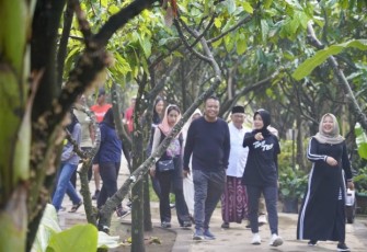 Siti Atikoh saat berolahraga pagi di kampung wisata coklat kabupaten Blitar, Sabtu (27/1)