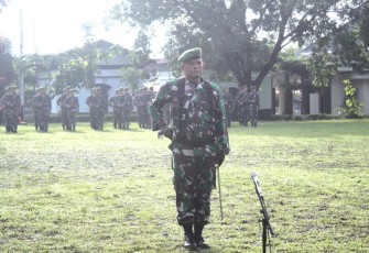 Upacara bendera prajurit Menarmed 2 Kostrad 