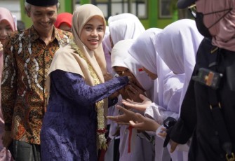 Siti Atikoh disambut santriwati ponpes Khas Kempek Cirebon, Selasa (30/1)