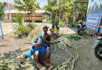 Bantu warga binaan siapkan bibit rumput pakan ternak, Selasa (30/1)