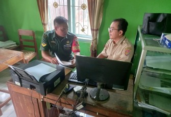 Sertu Awaludin Babinsa Karanganyar saat pendataan dengan perangkat desa binaan, Selasa (30)1)