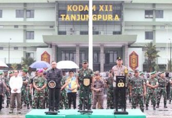 Pangdam XII/Tpr Mayjen TNI Iwan Setiawan pimpin apel gelar pasukan pengamanan pemilu 2024 di Makodam Tanjungpura, Kubu Raya, Kamis (1/2)