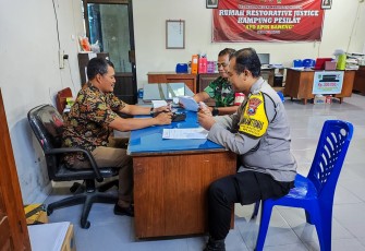 Babinsa Komsos Dengan Perangkat Desa 