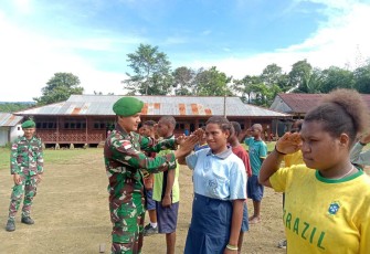 Latih Peraturan Baris Berbaris Pelajar SMP SATAP Iwur, Jum'at (2/2)