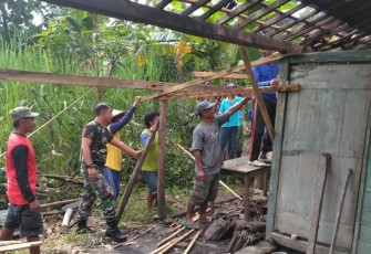 Babinsa bantu renovasi rumah warga desa binaannya 