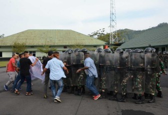 Pasukan pengamanan dalam menghadapi aksi kekerasan dalam Pemilu 2024, Selasa (6/2)
