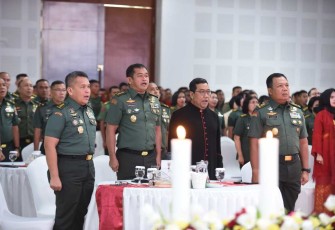 Kaskostrad Mayjen TNI Farid Makruf bersama Kasad Jenderal TNI Maruli Simanjuntak dalam acara perayaan Natal 2023 di Jakarta, Senin (5/2)