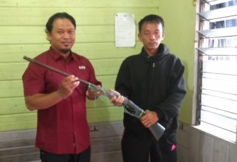 Serka Santara saat menerima senpi rakitan Laras panjang dari warga, Sabtu (10/2)