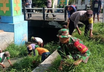 Kerja bakti bersihkan lingkungan bersama warga