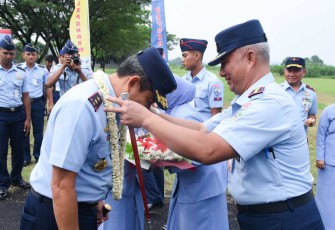 Dankoharmatau Marsma TNI Oki Yanuar saat disambut kalungan bunga di Depohar 90, Kalijati Subang, Senin (12/2)