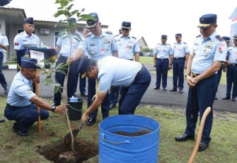 Dankoharmatau Marsma TNI Oki Yanuar saat tanam pohon di Depohar 90 Kalijati Subang, Senin (12/2)