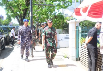 Danrem 101/Antasari Brigjen TNI Ary Aryanto saat pengecekan keamanan di TPS, Rabu (15/2)
