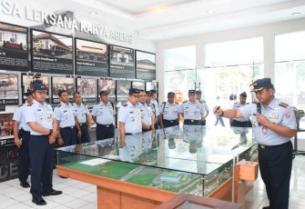Dankoharmatau Marsma TNI Oki Yanuar saat menerima pemaparan Dandepohar 10 di Bandung, Kamis (15/2)