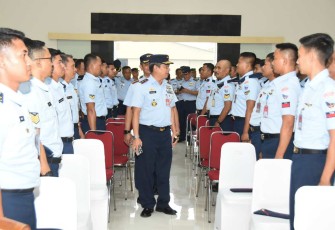 Dankoharmatau Marsma TNI Oki Yanuar saat menyapa prajuritnya di Depohar 10 Lanud Husein Sastranegara Bandung, Kamis (15/2)