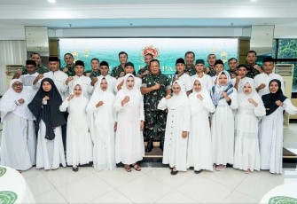 Kaskostrad Mayjen TNI Farid Makruf bersama peserta umroh, Jakarta, Jum'at (16/2)