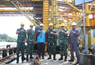 Danrem 032/Wbr Brigjen TNI Rayen Obersyl saat mengunjungi PLTU Teluk Sirih Padang, Jum'at (16/2)