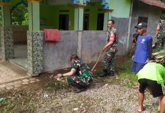 Bersihkan lingkungan bersama warga binaan
