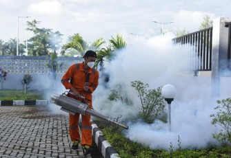 Prajurit Koarmada III fogging di wilayah kesatuan, Sabtu (17/2)