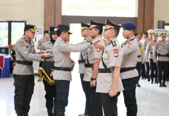 Kapolda Sulsel Irjen Pol Andi Rian R Djajadi saat sertijab pejabat di lingkungan Polda Sulsel, Selasa, (20/2)