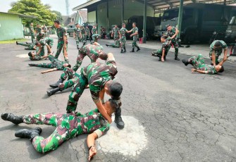 Bela diri militer prajurit Menarmed 2 Kostrad, Selasa (20/2)