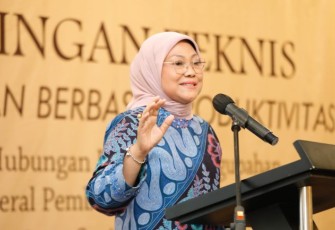 Menaker Ida Fauziah saat memberikan bimtek pengupahan berbasis produktivitas di Mojokerto, Selasa (20/2)