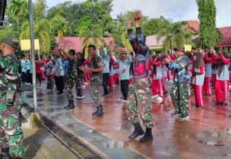 Senam bersama di SMA Negeri 1 Sungai Pandan, Jum'at (23/2)