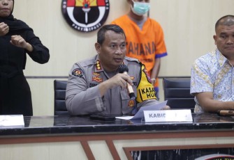 Kabid Humas Polda Jatim Kombes Dirmanto saat memberikan keterangan pers 